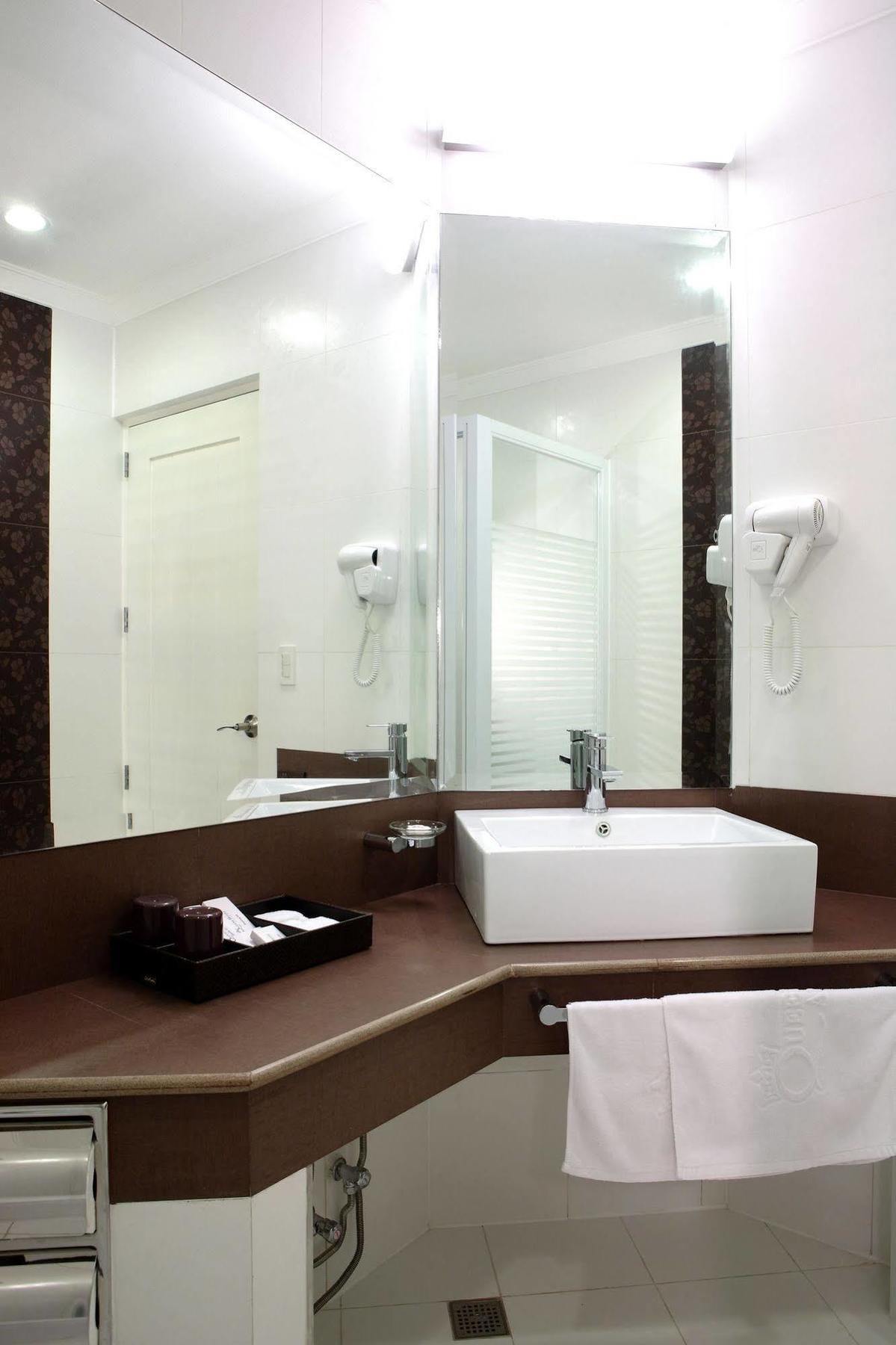 Queens Hotel 4*